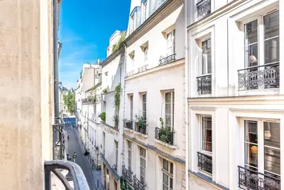 Image de St Germain next to Seine with beautiful high ceilings with lovely modern decor