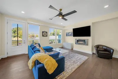 Image de Modern 4-Story Lux Townhome with Rooftop Lounge!