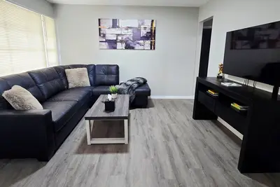 Image de 3-bedroom house in enchanting Mentor with Ac