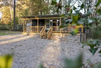 Image de Wooded Tiny Cabin with 2 baths, fire pit, deck