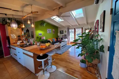 Image de Open Plan Home near U of O, Downtown, and Restaurants. Deep monthly discount