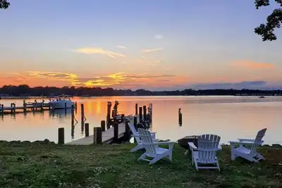 Image de Sunset Cottage - West River Access and Views!