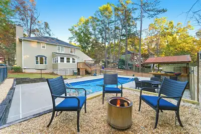 Image de Your Peaceful Suburban Retreat - Firepit + Games + Private Pool & City Access