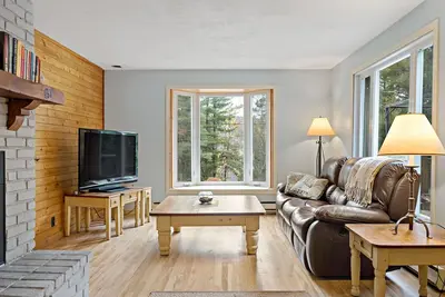 Image de Haut de bungalow chaleureux à louer $2200/mois