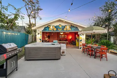 Image de Heights Speakeasy Retreat • Hot Tub, Game Room, Bbq