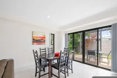 Image de ​Central Gem: 3br & 2. 5b Townhouse, Walk distance to Shops, Rail, Pool and Parks