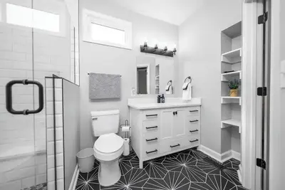 Uptown Vibe, Downtown Location - Sleeps 6