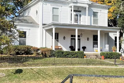 Image de 161 year old home full of history and charm