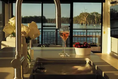 Image de Odyssey - Luxury Houseboat