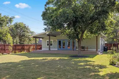 Spacious Modernized Historic Home 3 Minute Walk from Square