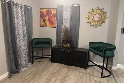 Image de The West Tulsa Residence, with a charming 1920s character and central location