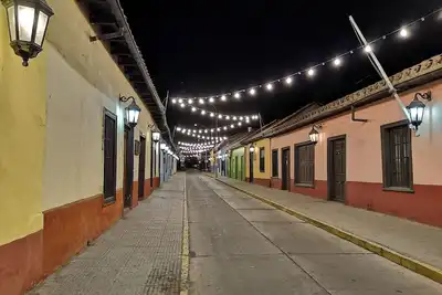 Image de Centrally located, secure house with parking.