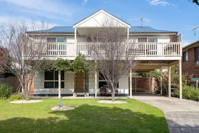 Image de Double storey coastal home with views and big back yard, close to everything!