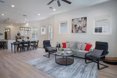 Experience Downtown Living: 3br/3ba Perfect  Stays