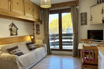 Image de Studio skis aux pieds, centre station, vue pistes