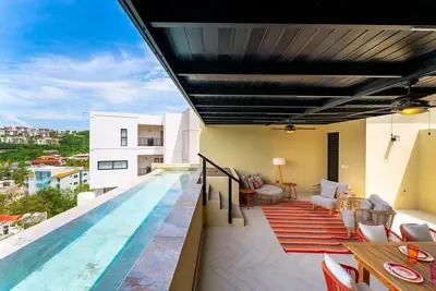 Image de Penthouse with Pickle Ball Court