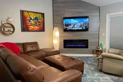 Image de Charming Green Fireplace Suites in Savannah, Georgia