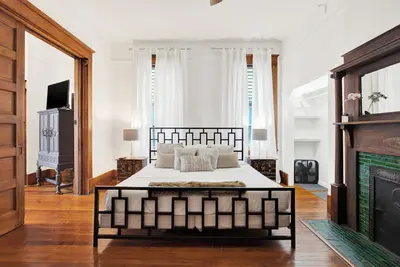 Image de “Southern Charm Meets Modern Comfort on West Waldburg”