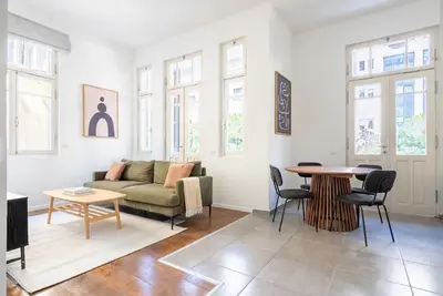 Image de Blueground | Lev HaIr, balcony, nr Carmel Market (Tlv-87)