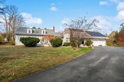 Image de Bright 2br/2ba New England Cottage • Fireplace • Near Lake & Ski Areas