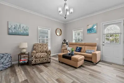 Image de Central Oshkosh Stay • Walk to Lake and Downtown