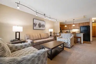 Image de Cozy 1 Bedroom, 2 Bath Condo in Vail  - Walk to Slopes and Village Dining! A206