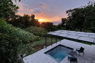 Image de Villa tout confort à 10mn de la plage de Grande Anse. Piscine privée. Vue mer.