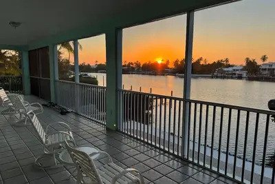Image de Waterfront property with beautiful sunsets views!