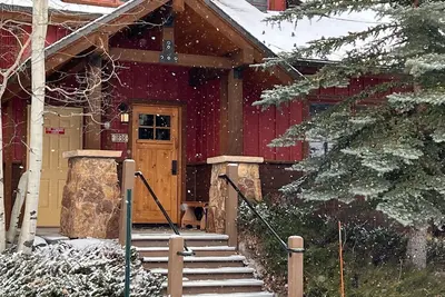 Image de River front w fireplace, hot tub bus stop at door, convenient & private