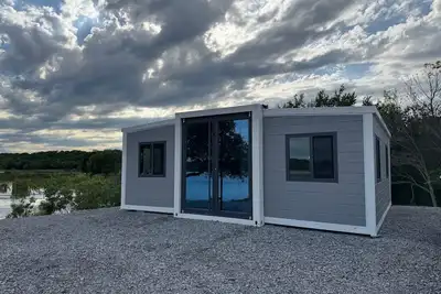 Image de Th1-Enjoy the serenity of the lake in the comfort of this 2 bedroom tiny home.