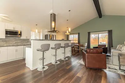 Image de 5-beds 2 Bath house in serene Mentor with Fenced Yard