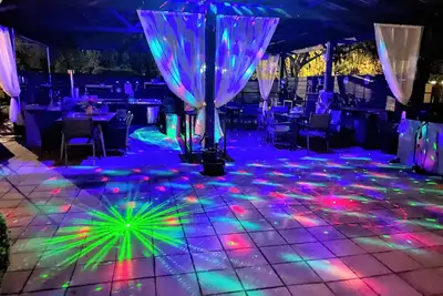 Image de Home Away · Student Family Suite · Hosts live on-site · Special day hangout