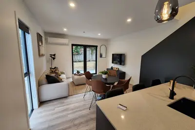 Image de Stylish home minutes from airport - shops - dining - transport - trails