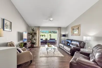 Image de Remodeled, Contemporary, Dog Friendly 2 Bd Desert Oasis: Pickleball, Pool, &Yard