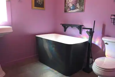 Image de Colorful 3-bedroom farmhouse downtown walkable with Ac