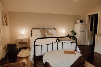 Image de Classic modern country style studio  located in the heart of McLaren Vale.