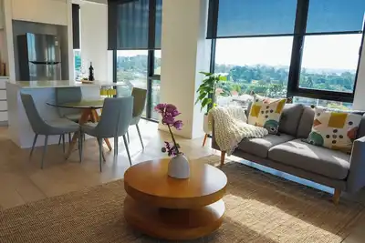 Image de Stylish Escape – Views, Pool, Gym, Hotel Vibes. Walk to City