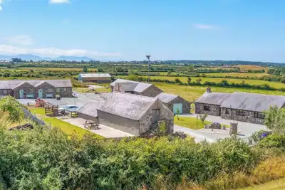 Image de Kestrel Cottage, pet friendly, with hot tub in Llangaffo