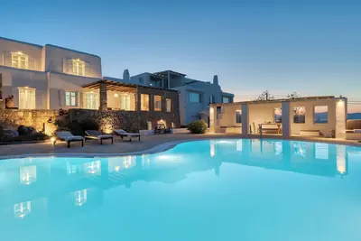 Image de A luxurious villa with 5 bedrooms, 3 bathrooms, and a private pool.