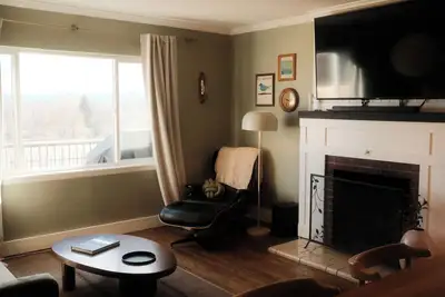 Image de The Vinyl House: Olde Town - King Bed - Ev Charger - Epic Views - Designer Home