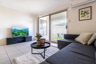 Image de Bright & Cozy Duplex near Logan Central Comforts