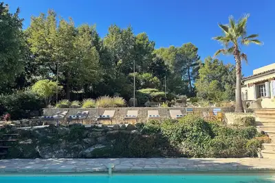 Image de Superbe villa provençale avec piscine, accès au village et vue mer