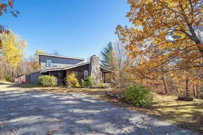 Image de Snow Haus | Hot Tub & Bar | 10 Min to Mount Snow!