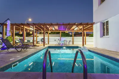 Image de Black Swan Villa – Elegant 2-Bedroom Beach House in Pervolia