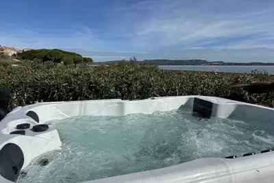 Image de La Maison du pêcheur avec jardin, spa et piscine face à l'étang plein sud