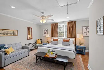 Image de Cozy 2 bed, 2. 5 bath cottage centrally located in West Augusta. Close to the Augusta National Golf Course, restaurants, shopping, and more.