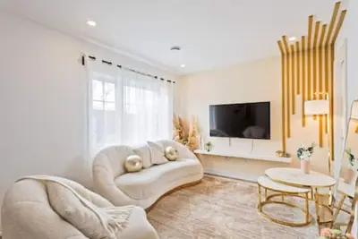 Image de Casa Nova Niagara- New home with a chic and Style