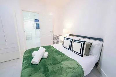 Image de Stylish 1-Br Escape with Private Patio Garden