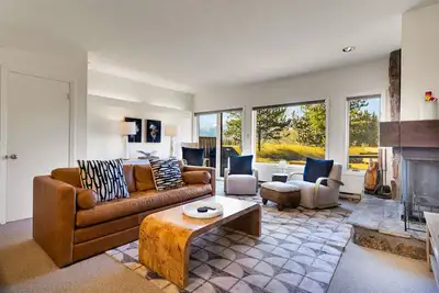 Image de Modern mountain townhouse mins from Grand Teton w/ fireplace, deck and wifi