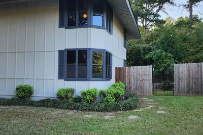 Image de Marina Access - Kayak rentals available